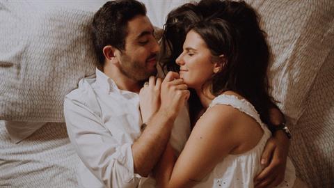 Είσαι πάντα παρών σαν μπαμπάς αλλά μου λείπεις ως σύζυγος